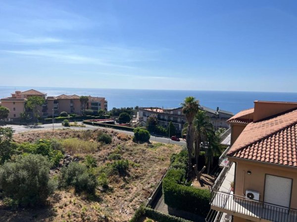 appartamento in vendita ad Aci Castello