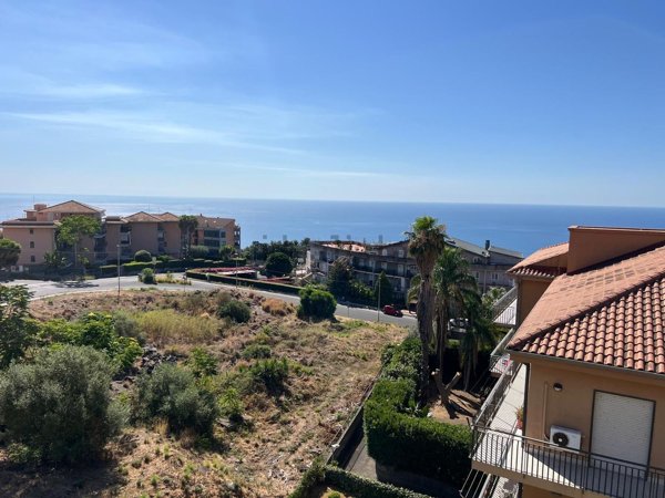 appartamento in vendita ad Aci Castello