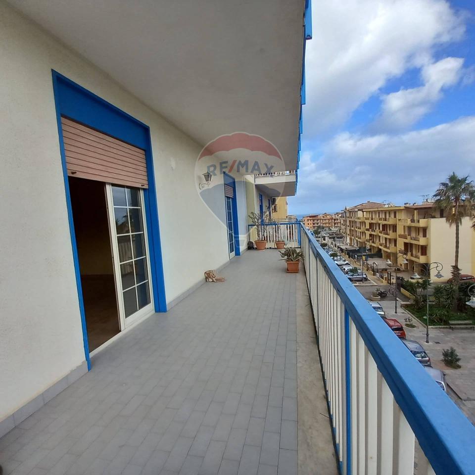 appartamento in vendita ad Aci Castello in zona Ficarazzi
