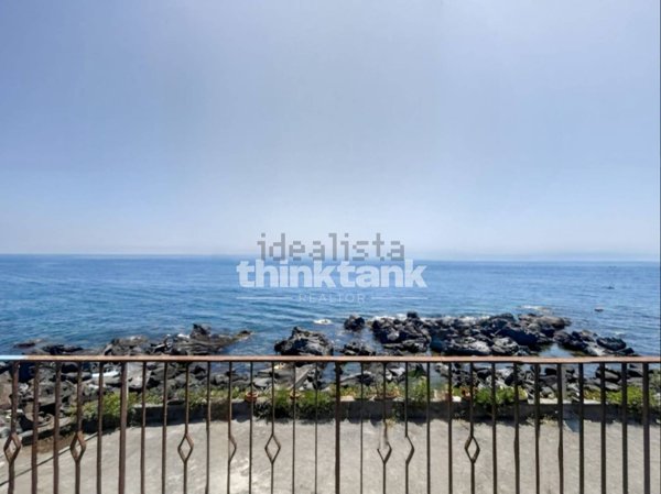 appartamento in vendita ad Aci Castello in zona Aci Trezza