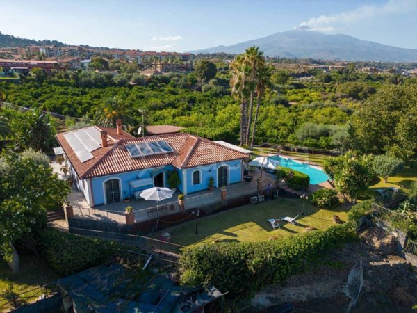 casa indipendente in vendita ad Aci Castello