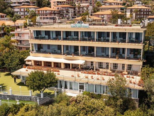 intera palazzina in vendita ad Aci Castello