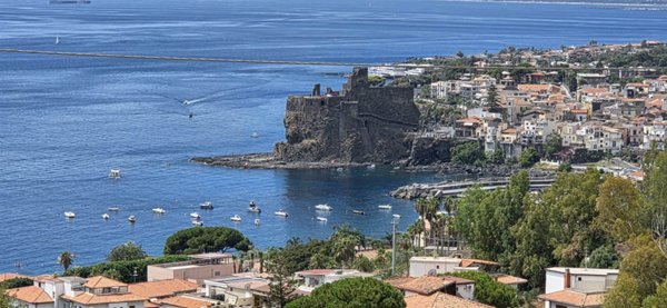 appartamento in vendita ad Aci Castello