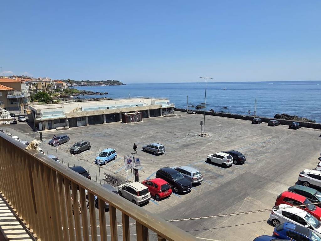 appartamento in vendita ad Aci Castello