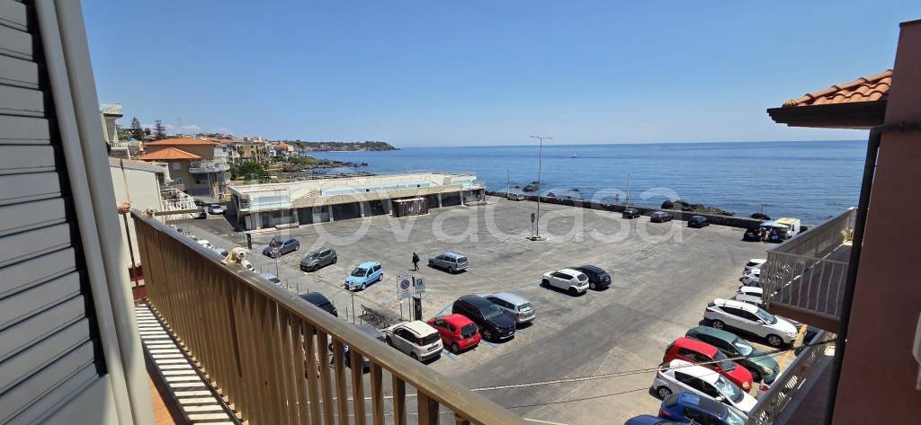 appartamento in vendita ad Aci Castello