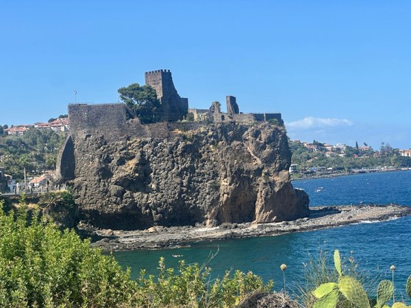 appartamento in vendita ad Aci Castello