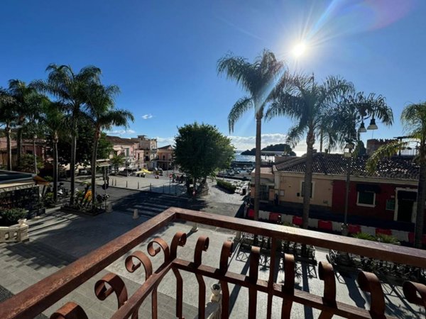 intera palazzina in vendita ad Aci Castello