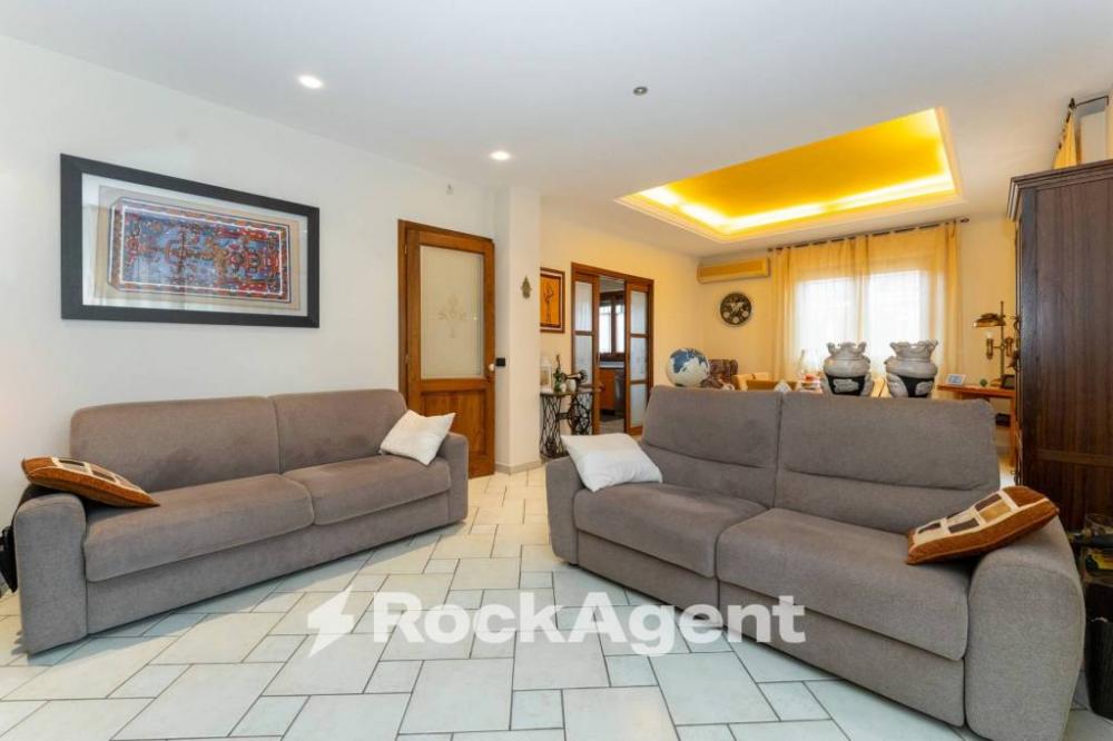 appartamento in vendita ad Aci Castello