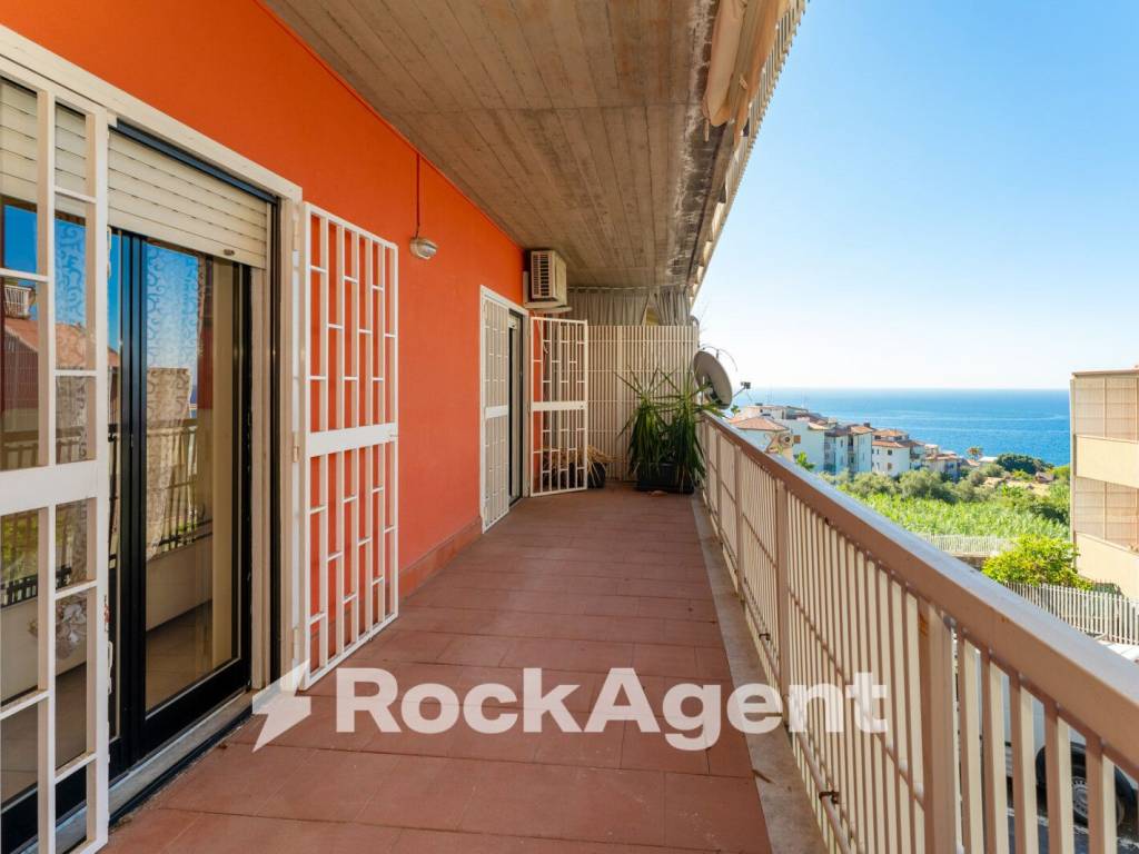 appartamento in vendita ad Aci Castello