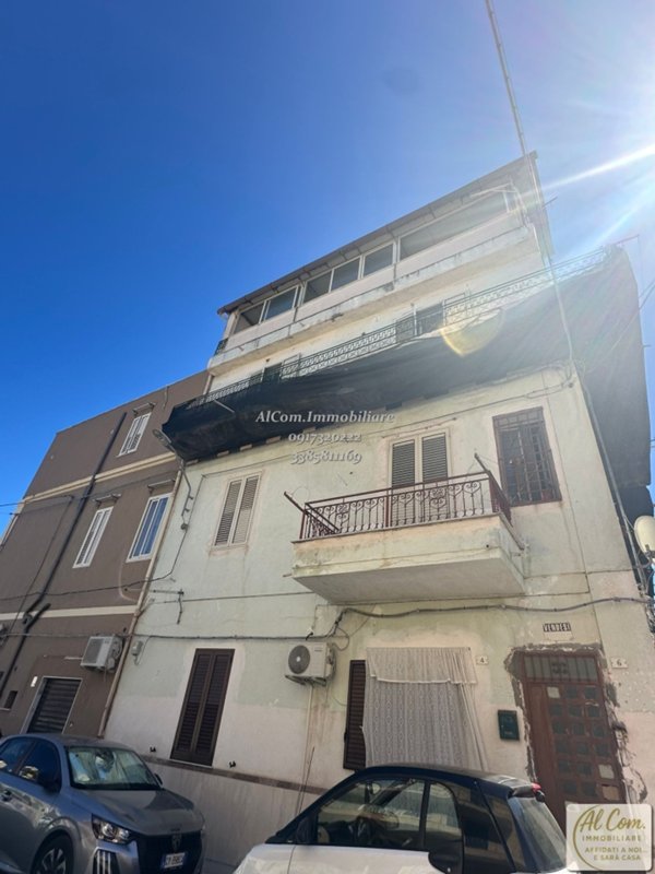 casa indipendente in vendita ad Aci Castello in zona Ficarazzi