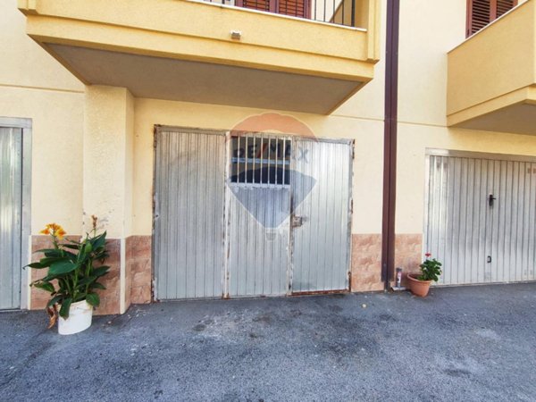 negozio in vendita ad Aci Castello in zona Ficarazzi