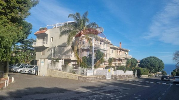 appartamento in vendita ad Aci Castello