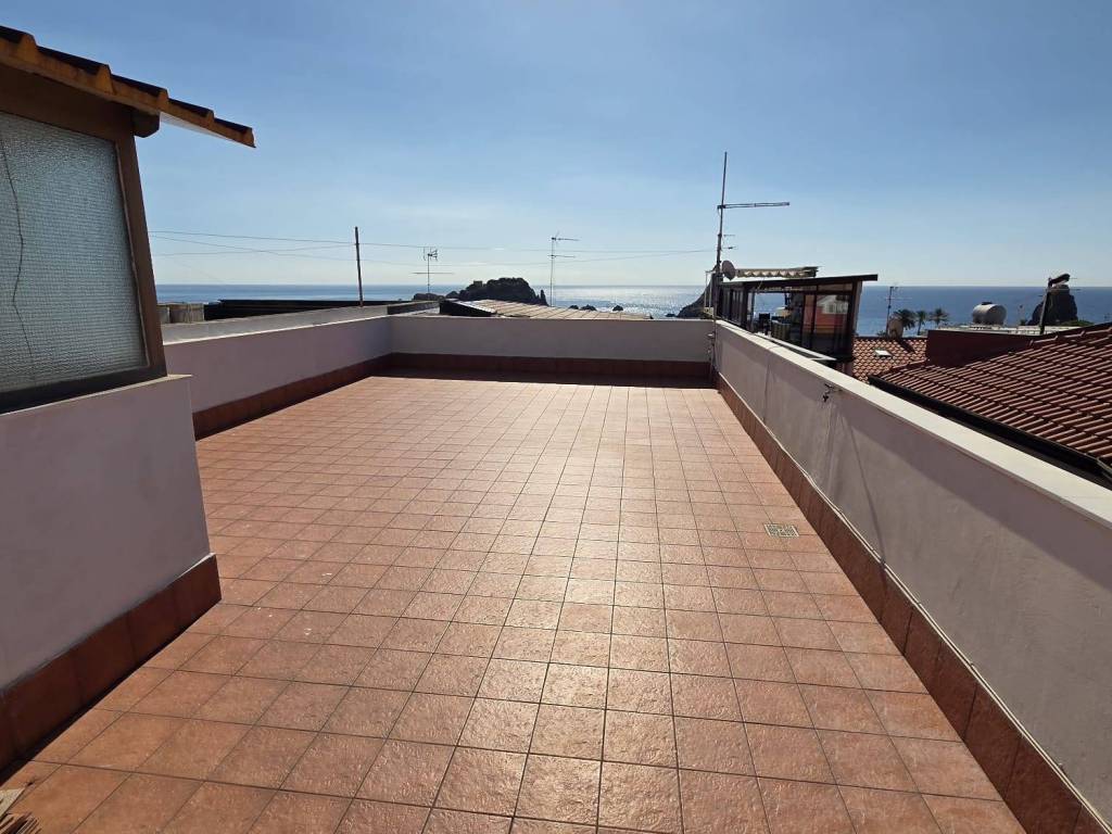 appartamento in vendita ad Aci Castello