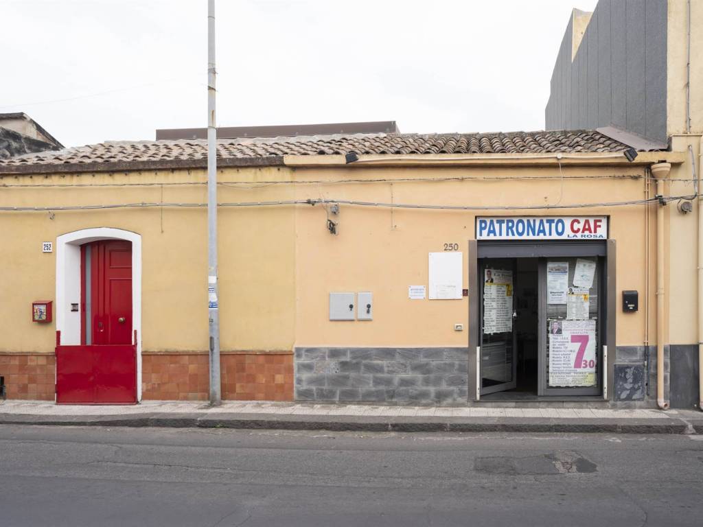 negozio in vendita ad Aci Castello