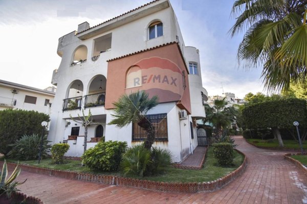 appartamento in vendita ad Aci Castello