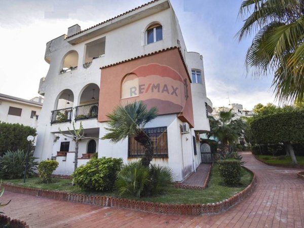 appartamento in vendita ad Aci Castello