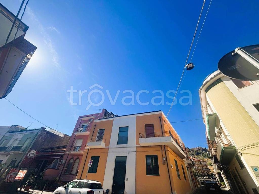 appartamento in vendita ad Aci Castello