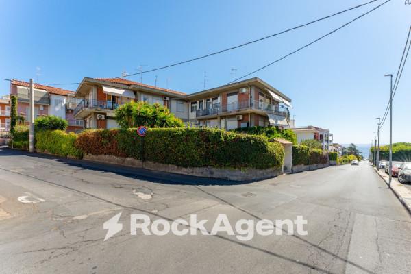 appartamento in vendita ad Aci Castello