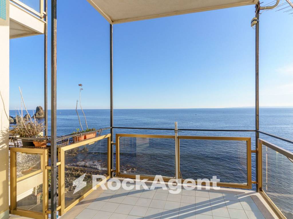 appartamento in vendita ad Aci Castello in zona Aci Trezza