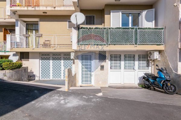 appartamento in vendita ad Aci Castello
