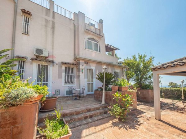 casa indipendente in vendita ad Aci Castello