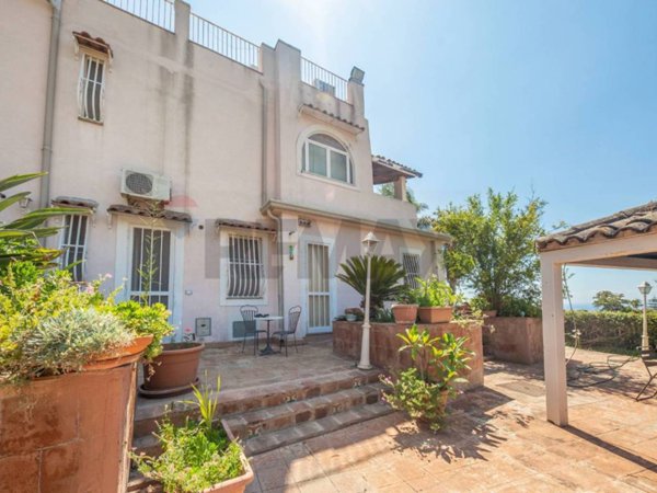 casa indipendente in vendita ad Aci Castello in zona Ficarazzi