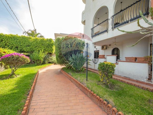 appartamento in vendita ad Aci Castello