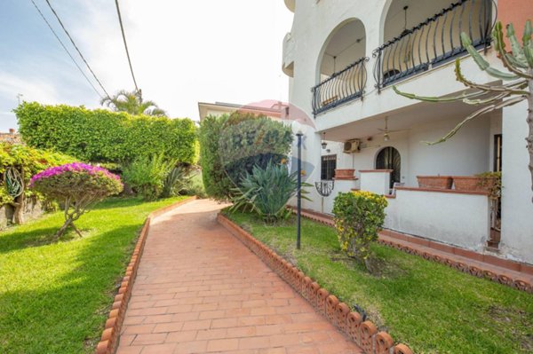 appartamento in vendita ad Aci Castello