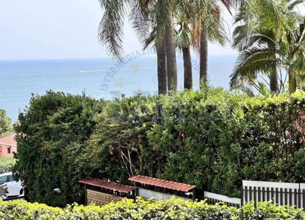 appartamento in vendita ad Aci Castello