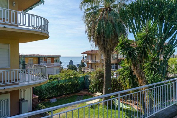 appartamento in vendita ad Aci Castello in zona Aci Trezza