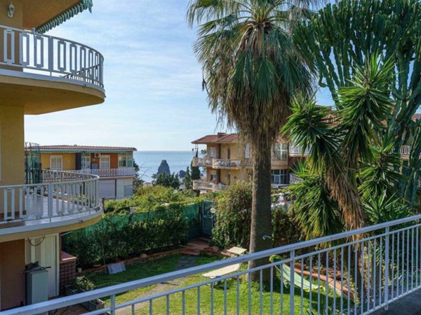 appartamento in vendita ad Aci Castello in zona Aci Trezza