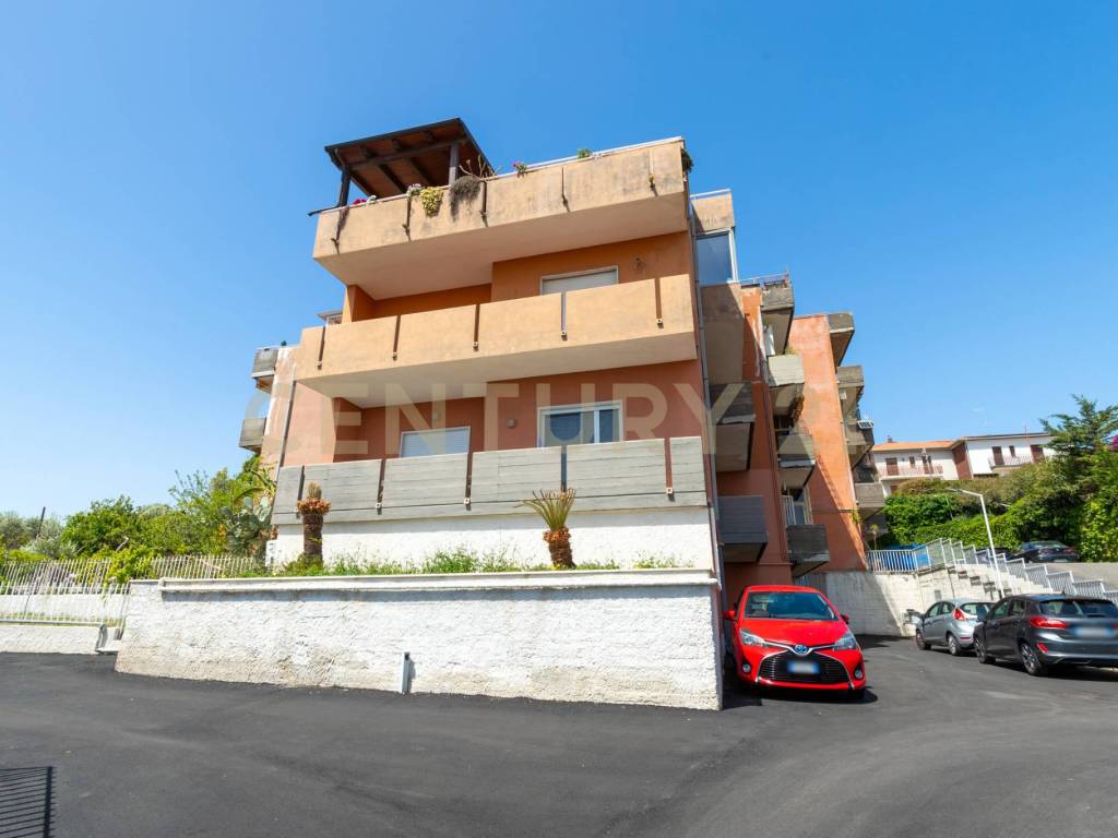 appartamento in vendita ad Aci Castello