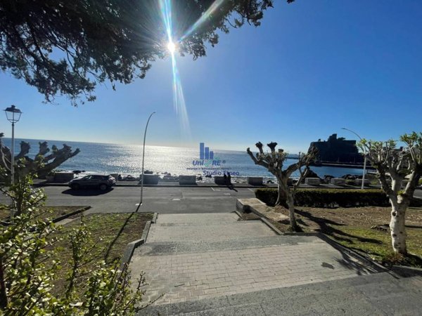 negozio in vendita ad Aci Castello