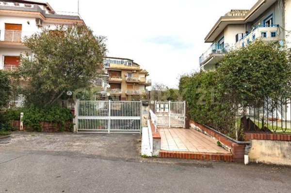 appartamento in vendita ad Aci Castello