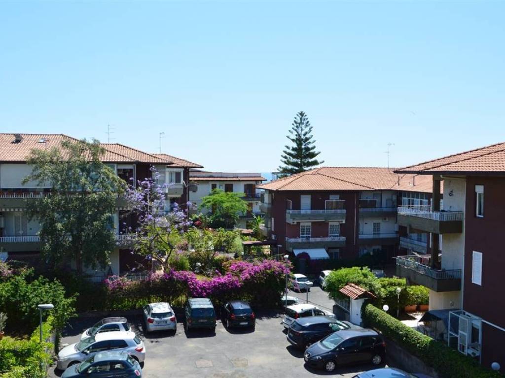 appartamento in vendita ad Aci Castello