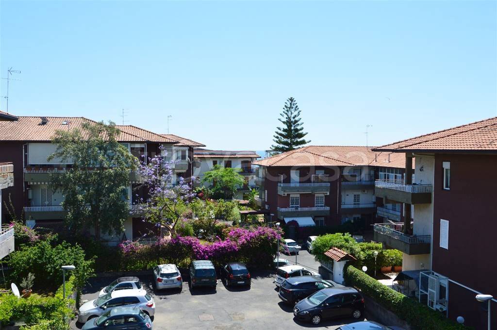 appartamento in vendita ad Aci Castello