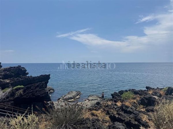 appartamento in vendita ad Aci Castello