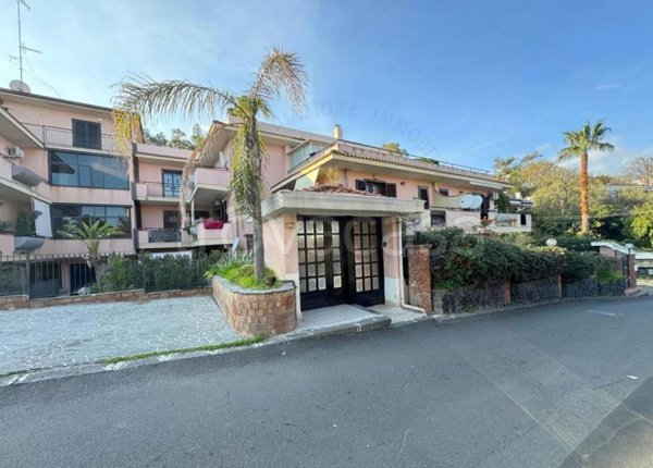 appartamento in vendita ad Aci Castello