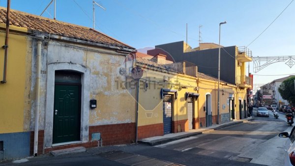 casa indipendente in vendita ad Aci Castello in zona Ficarazzi