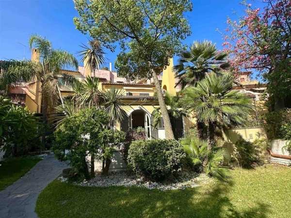 casa indipendente in vendita ad Aci Castello