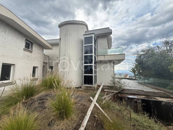 casa indipendente in vendita ad Aci Castello in zona Ficarazzi
