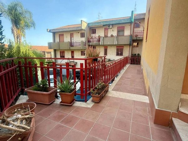 casa indipendente in vendita ad Aci Castello in zona Ficarazzi