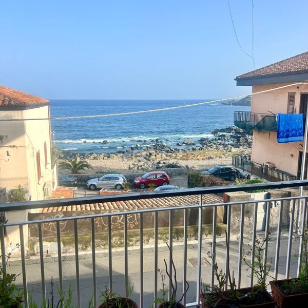 appartamento in vendita ad Aci Castello