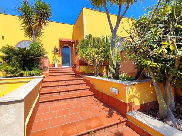 casa indipendente in vendita ad Aci Castello in zona Ficarazzi