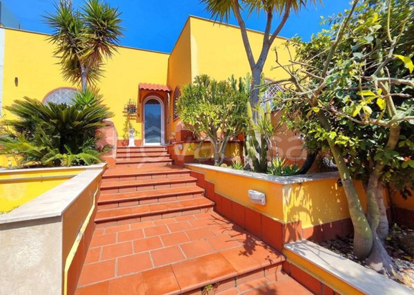 casa indipendente in vendita ad Aci Castello in zona Ficarazzi