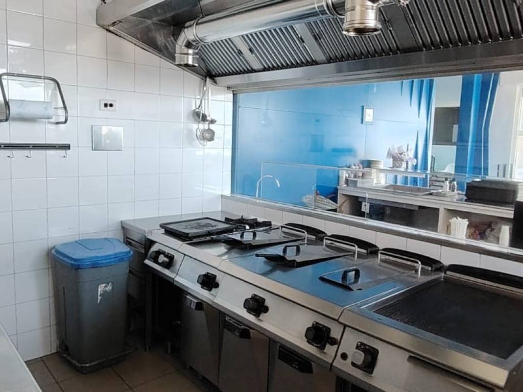 negozio in vendita ad Aci Castello in zona Aci Trezza