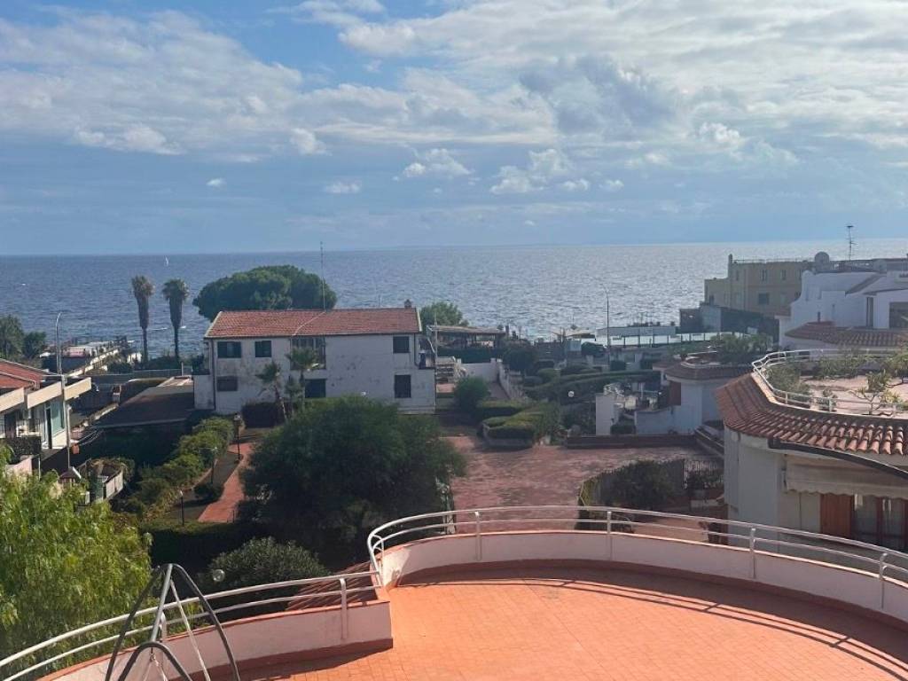 appartamento in vendita ad Aci Castello