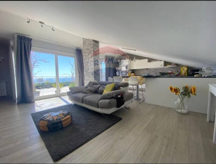 appartamento in vendita ad Aci Castello in zona Ficarazzi