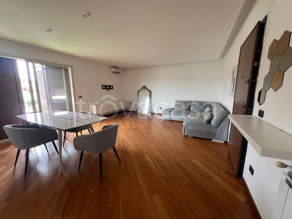 appartamento in vendita ad Aci Castello