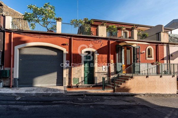 casa indipendente in vendita ad Aci Castello in zona Ficarazzi